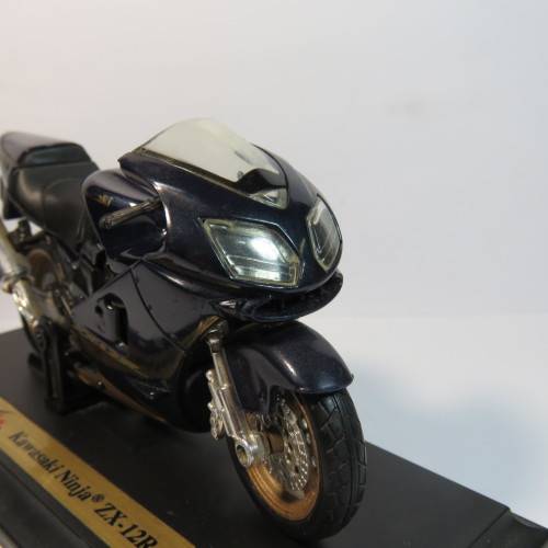 Maisto Kawasaki Ninja ZX-12 R model motorcycle - Scale 1/18