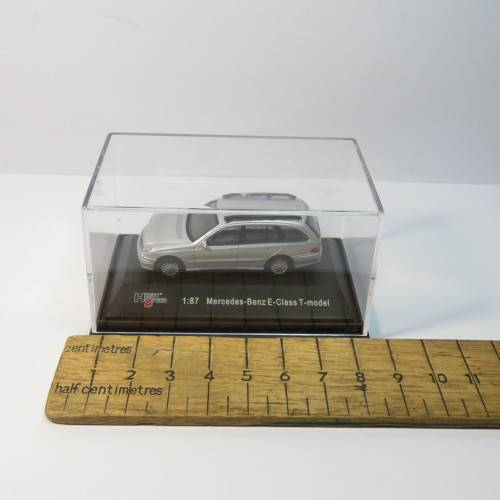 High speed Mercedes-Benz E-Class T-model car - Scale 1/87