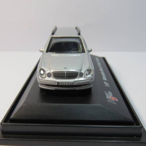 High speed Mercedes-Benz E-Class T-model car - Scale 1/87