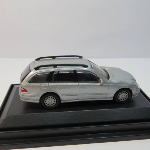 High speed Mercedes-Benz E-Class T-model car - Scale 1/87