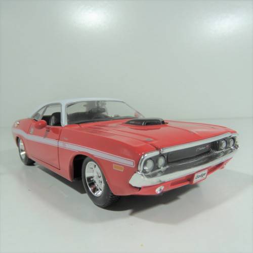 Maisto 1970 Dodge Challenger R/T model car - Scale 1/24