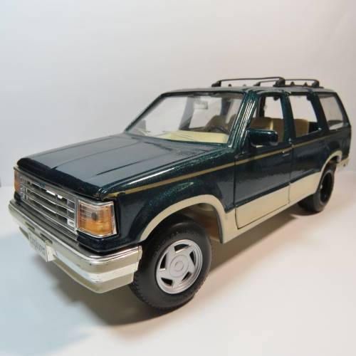 Maisto Ford Explorer model car - Scale 1/24 - Missing wheel cap