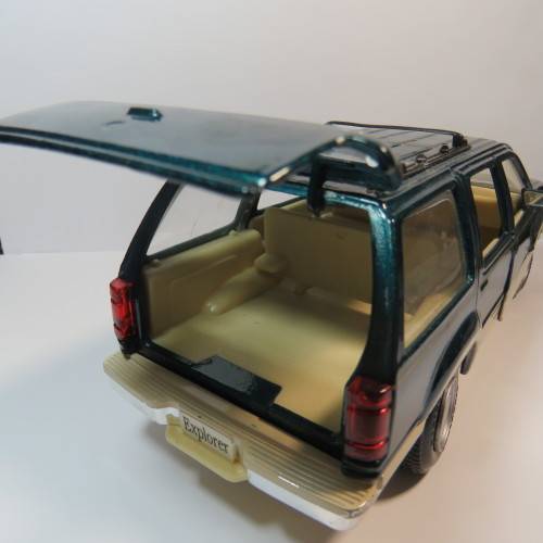 Maisto Ford Explorer model car - Scale 1/24 - Missing wheel cap