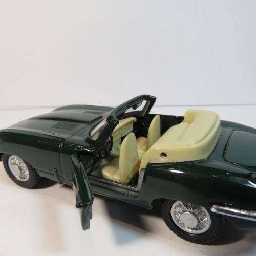 Maisto Jaguar E-type cabriolet model car - Scale 1/38