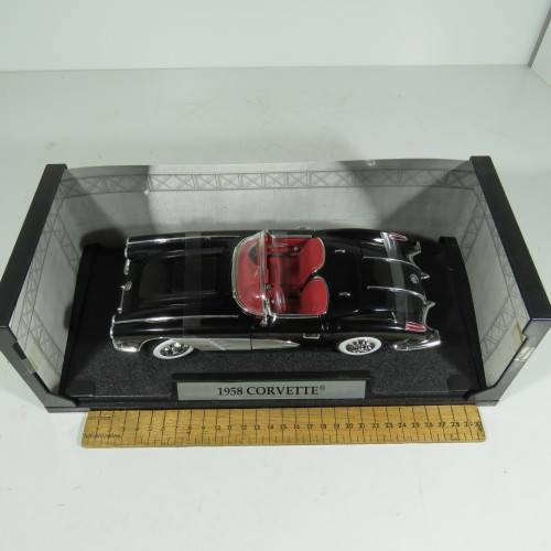 Motor Max 1958 Chevrolet corvette model car with box - Scale 1/18