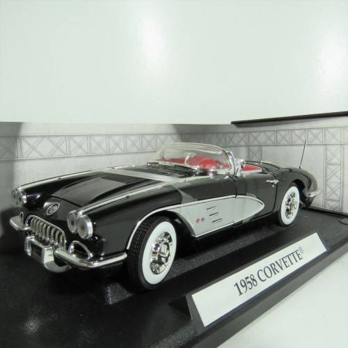 Motor Max 1958 Chevrolet corvette model car with box - Scale 1/18