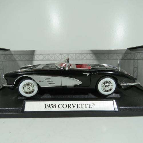 Motor Max 1958 Chevrolet corvette model car with box - Scale 1/18