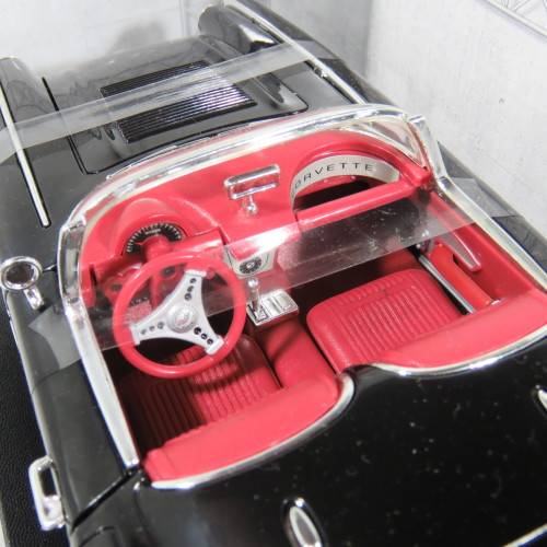 Motor Max 1958 Chevrolet corvette model car with box - Scale 1/18
