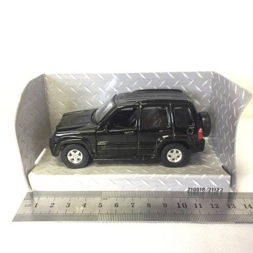 Maisto 2002 Jeep Liberty model car - scale 1/39