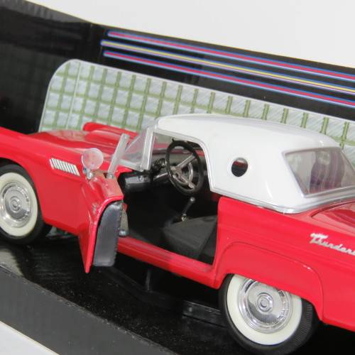 Motor Max 1956 Ford Thunderbird model car with box - Scale 1/24