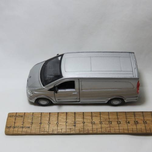 Bburago Mercedes-Benz Vito model car - Scale