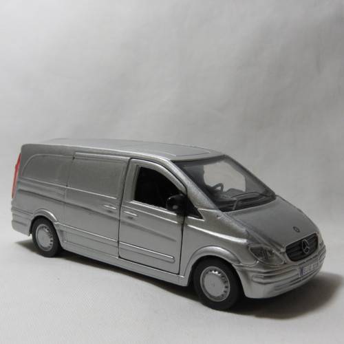 Bburago Mercedes-Benz Vito model car - Scale