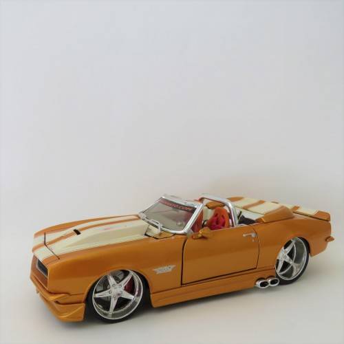 Maisto Pro Rodz 1968 Chevrolet Camaro SS model car - Scale 1/24 - Paint damage on bonnet