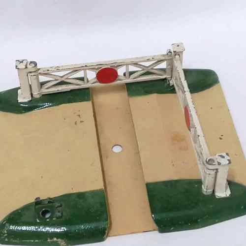 Hornby-Dublo die-cast level crossing - Meccano Ltd - missing one post