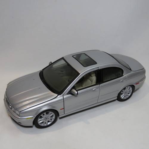 Maisto Jaguar X-Type model car - Scale