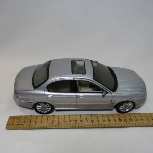 Maisto Jaguar X-Type model car - Scale