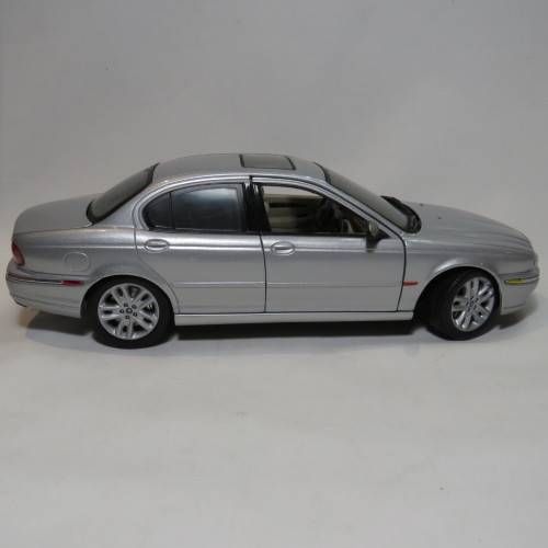 Maisto Jaguar X-Type model car - Scale