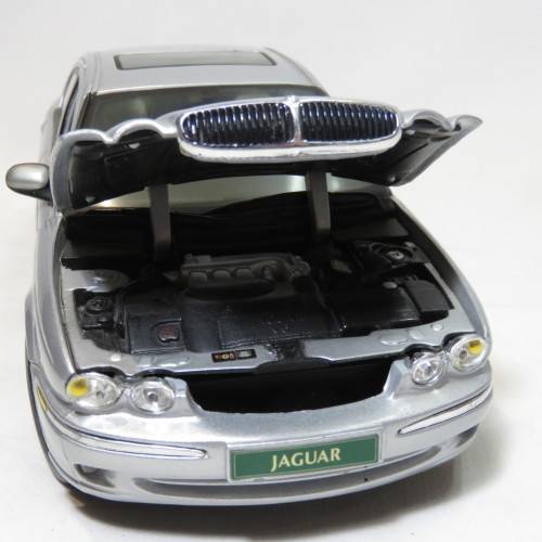 Maisto Jaguar X-Type model car - Scale