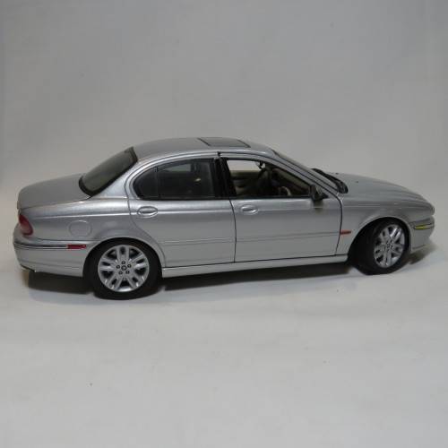 Maisto Jaguar X-Type model car - Scale