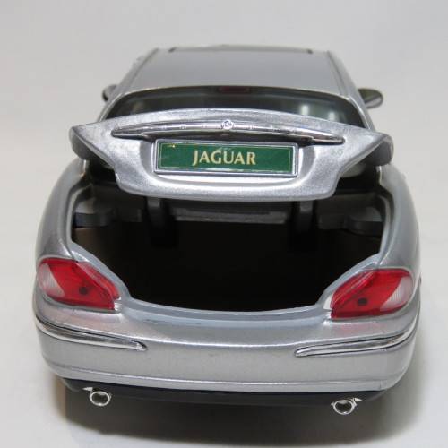 Maisto Jaguar X-Type model car - Scale