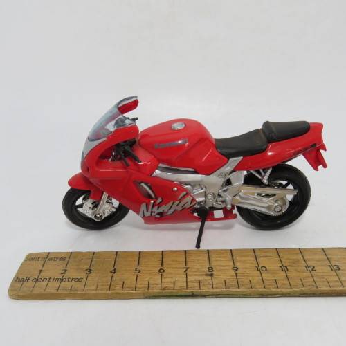 Maisto Kawasaki ZX-7R Ninja model motorcycle - Scale 1/18