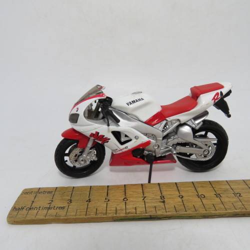 Maisto Yamaha YZF R1 model motorcycle - Scale 1/18