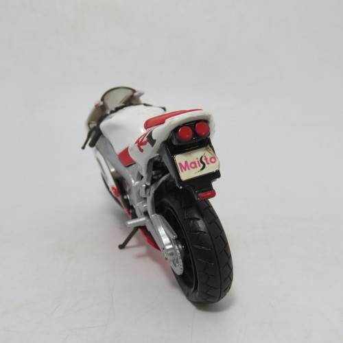 Maisto Yamaha YZF R1 model motorcycle - Scale 1/18