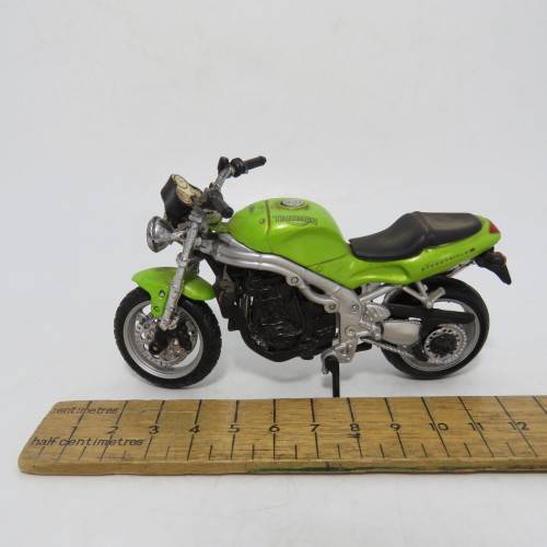 Maisto Triumph 955i Speedtriple model motorcycle - Scale 1/18