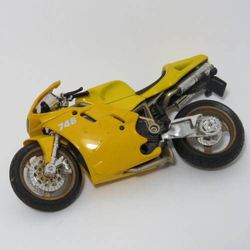 Maisto Ducati 748 model motorcycle - Scale 1/18