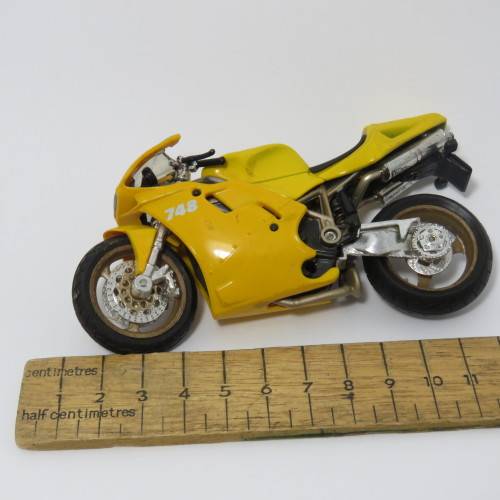 Maisto Ducati 748 model motorcycle - Scale 1/18