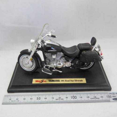 Maisto 2001 Yamaha Road Star Silverado model motorcycle - Scale 1/18