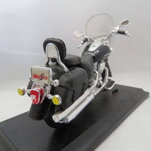 Maisto 2001 Yamaha Road Star Silverado model motorcycle - Scale 1/18