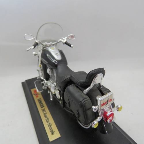 Maisto 2001 Yamaha Road Star Silverado model motorcycle - Scale 1/18