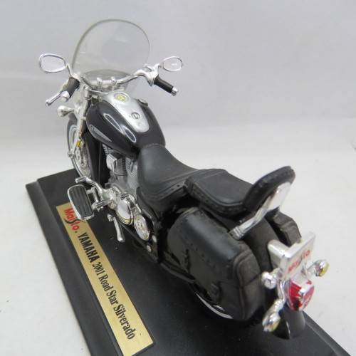 Maisto 2001 Yamaha Road Star Silverado model motorcycle - Scale 1/18