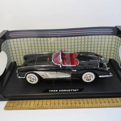 MotorMax 1958 Chevrolet Corvette model car in box - Scale 1/18