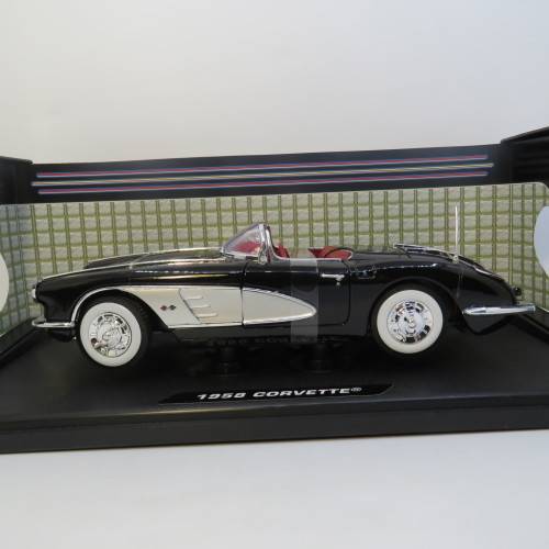 MotorMax 1958 Chevrolet Corvette model car in box - Scale 1/18