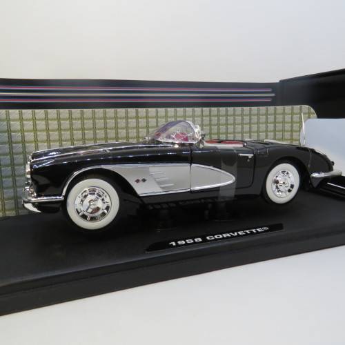 MotorMax 1958 Chevrolet Corvette model car in box - Scale 1/18