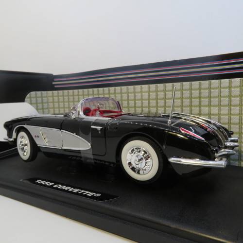 MotorMax 1958 Chevrolet Corvette model car in box - Scale 1/18