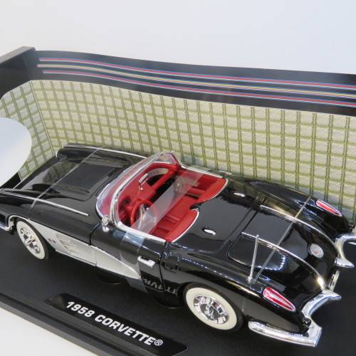 MotorMax 1958 Chevrolet Corvette model car in box - Scale 1/18