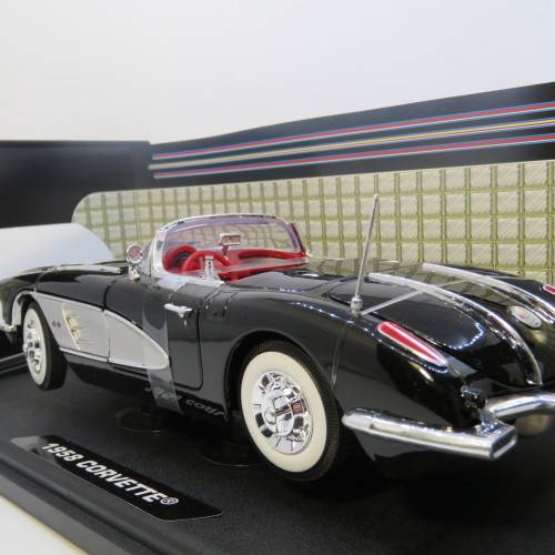 MotorMax 1958 Chevrolet Corvette model car in box - Scale 1/18