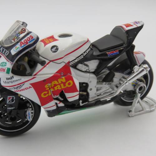 Maisto Honda RC212V San Carlo MotoGP model motorcycle - #15 Alex de Angelis - Scale 1/18