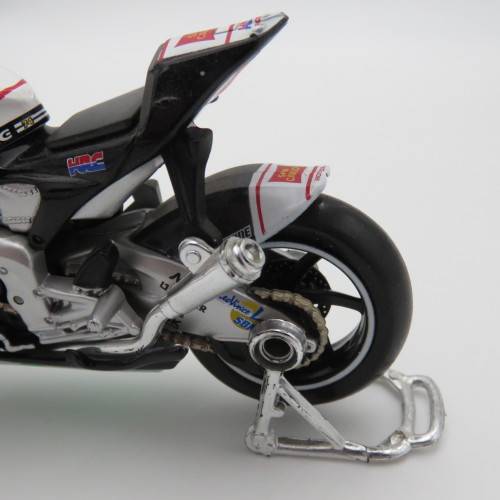 Maisto Honda RC212V San Carlo MotoGP model motorcycle - #15 Alex de Angelis - Scale 1/18