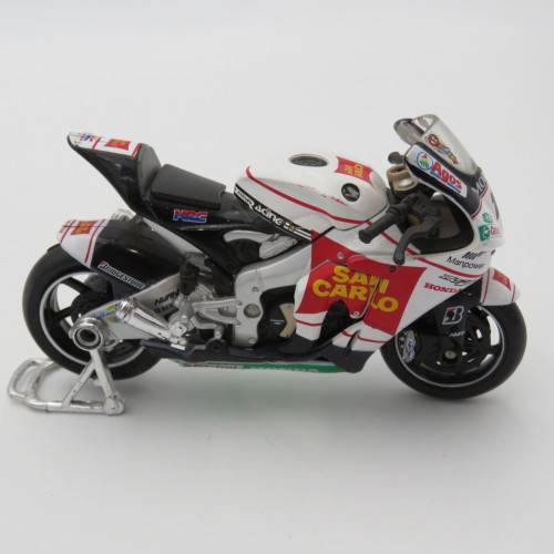 Maisto Honda RC212V San Carlo MotoGP model motorcycle - #15 Alex de Angelis - Scale 1/18