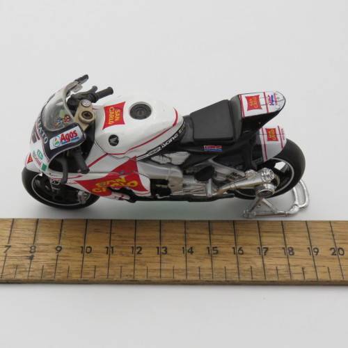 Maisto Honda RC212V San Carlo MotoGP model motorcycle - #15 Alex de Angelis - Scale 1/18