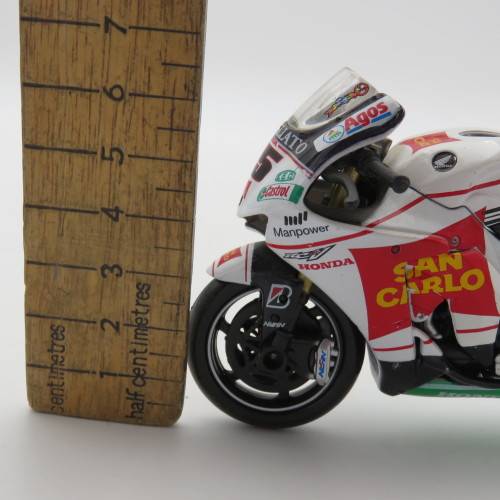 Maisto Honda RC212V San Carlo MotoGP model motorcycle - #15 Alex de Angelis - Scale 1/18