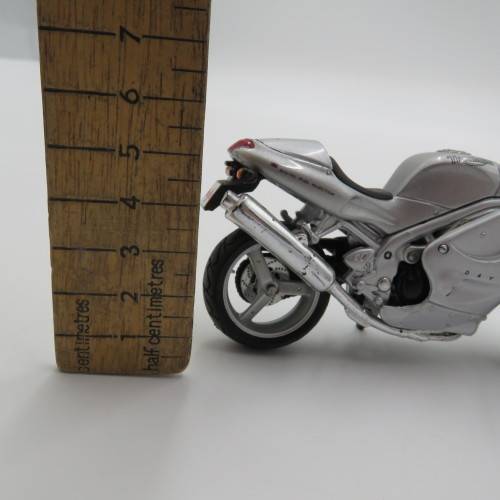 Maisto Triumph 955i Daytona model motorcycle - Scale 1/18