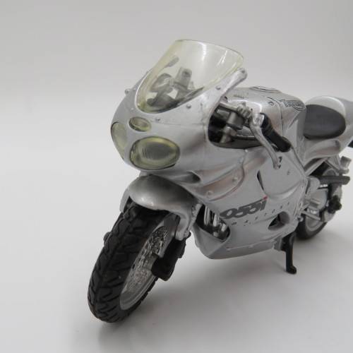 Maisto Triumph 955i Daytona model motorcycle - Scale 1/18