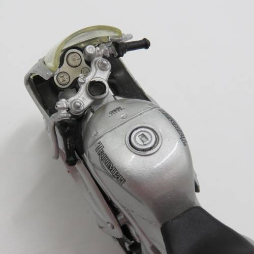Maisto Triumph 955i Daytona model motorcycle - Scale 1/18