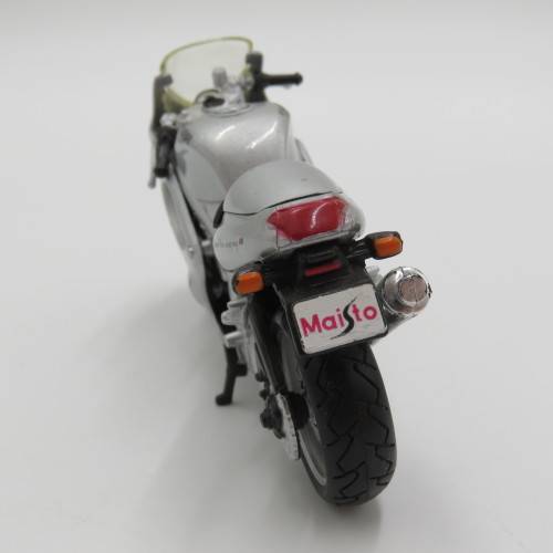 Maisto Triumph 955i Daytona model motorcycle - Scale 1/18