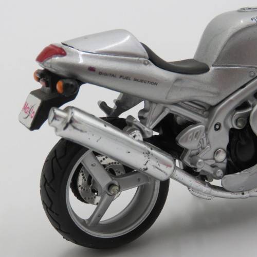 Maisto Triumph 955i Daytona model motorcycle - Scale 1/18